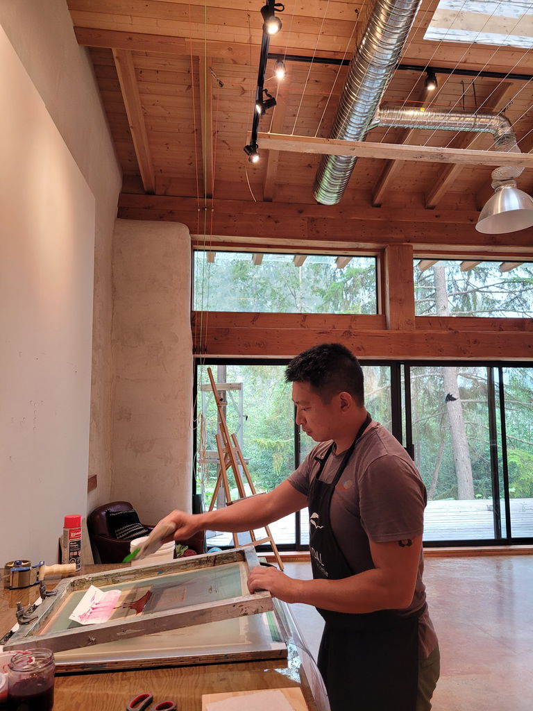 Ed Juan silkscreening at The Narrows Art Retreat. Image courtesy of Ed Juan.