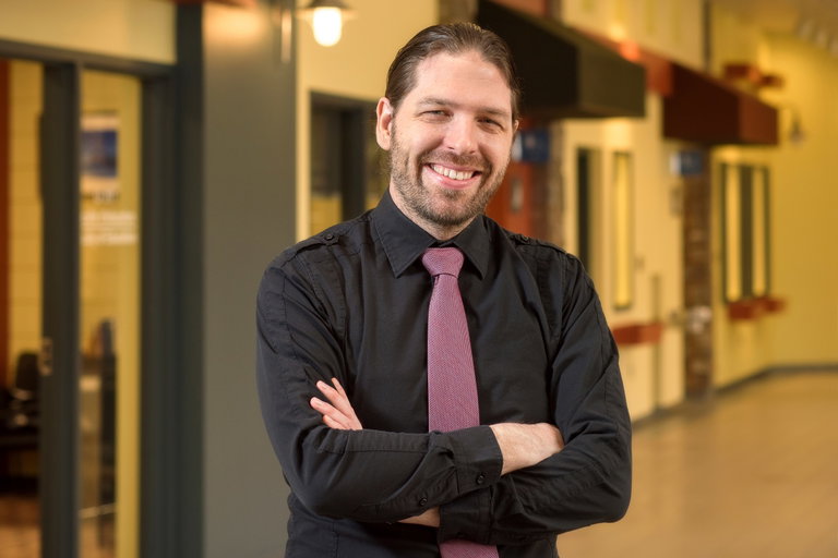 Co-éditeur du receuil Poèmes covidiens et auteur de cette article, Jérôme Melançon