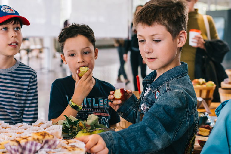 YOU ARE A GOOD APPLE by Diane Borsato, 2019. Missisauga, ON. Produced in partnership with the City of Mississauga and the Toronto Biennial of Art. Image: City of Missisauga, Yuula Benivolski photographer