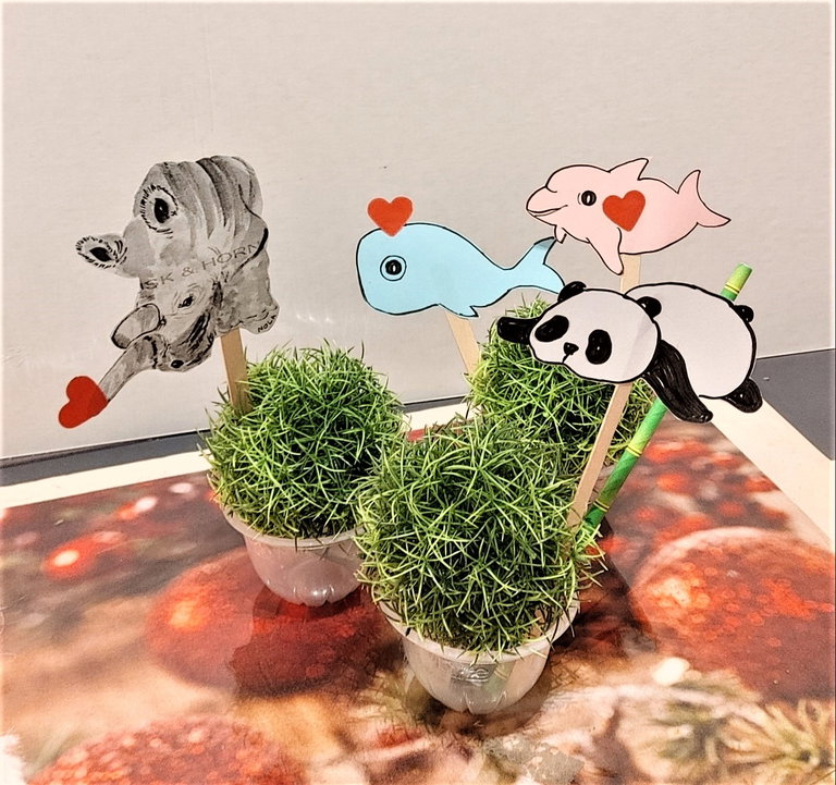 Sample of the adorable paper made crafts were created by Ming Yeung.