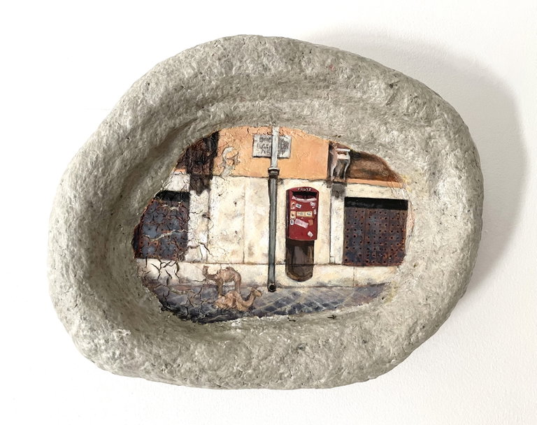 oblong 3d frame with an image inside of a street and dinosaur-like creatures waiting