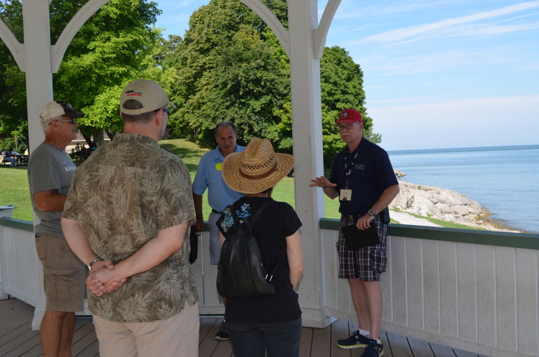 Guide with tour at the water.