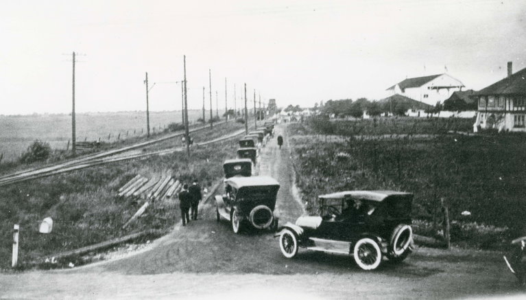 Arriving at the Racetrack, City of Richmond Archives photograph #1978 13 5