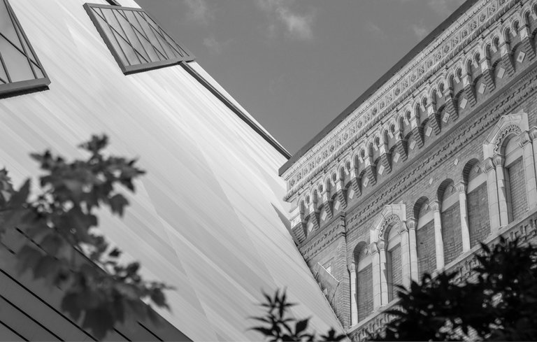 Black and white photo of the Royal Ontario Museum, where the old building meets the modern extension